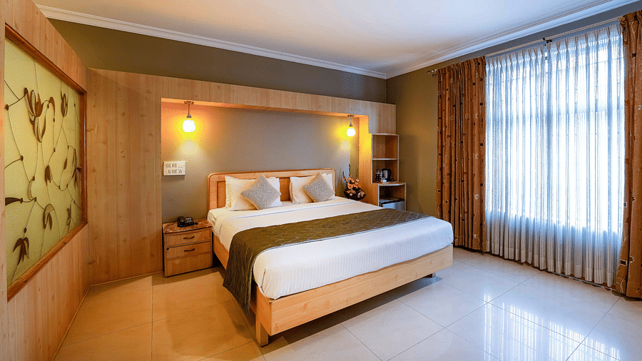 A bright Suite in Bangalore featuring a comfortable king size bed and elegant decor - Cross Roads Inn, Bengaluru