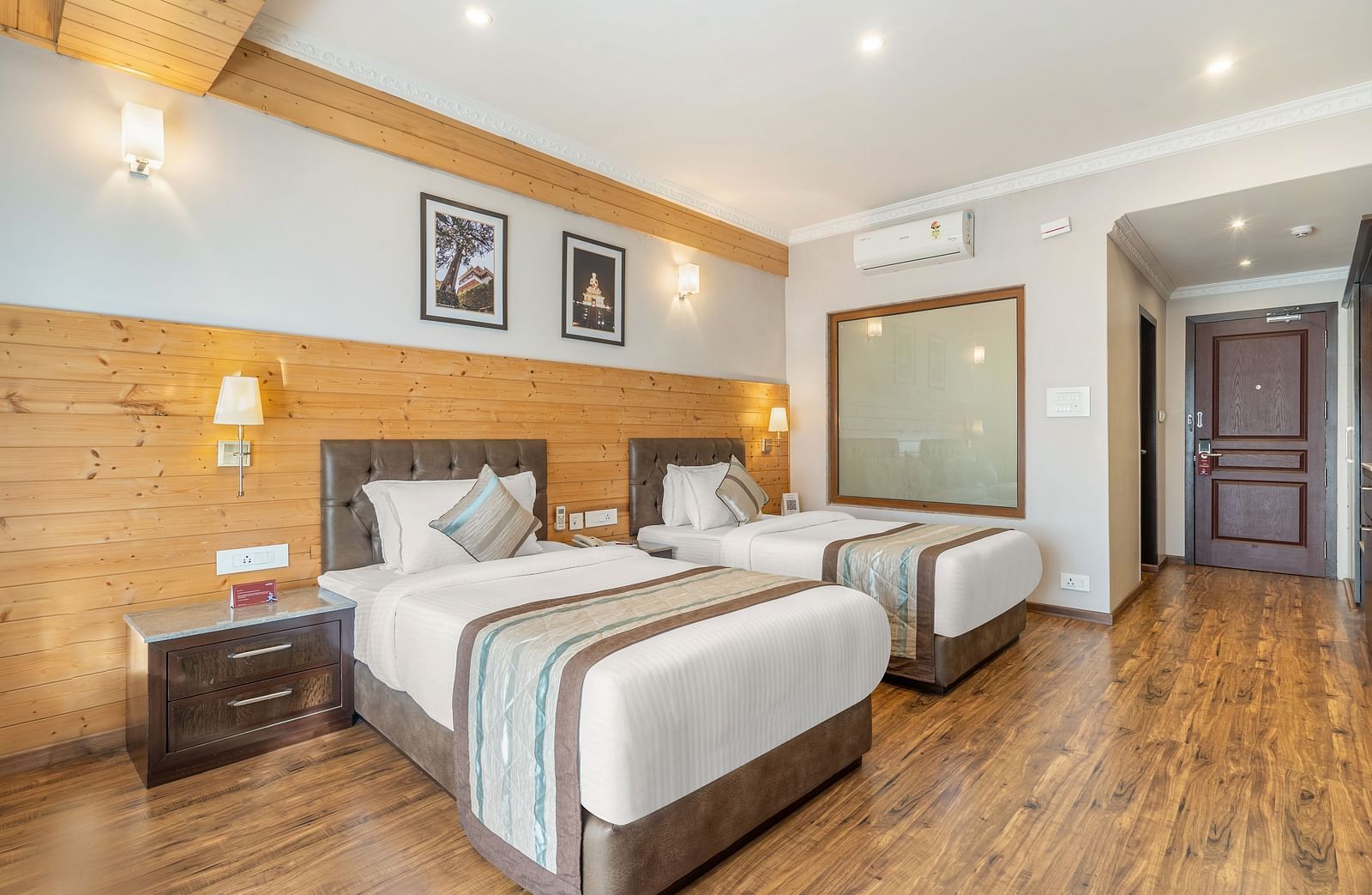 A room at Summit Alpine Abode with twin beds