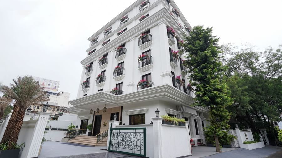 Corner view of M2 Square by Monday Premium featuring a drive way in front of the entrance to the hotel.