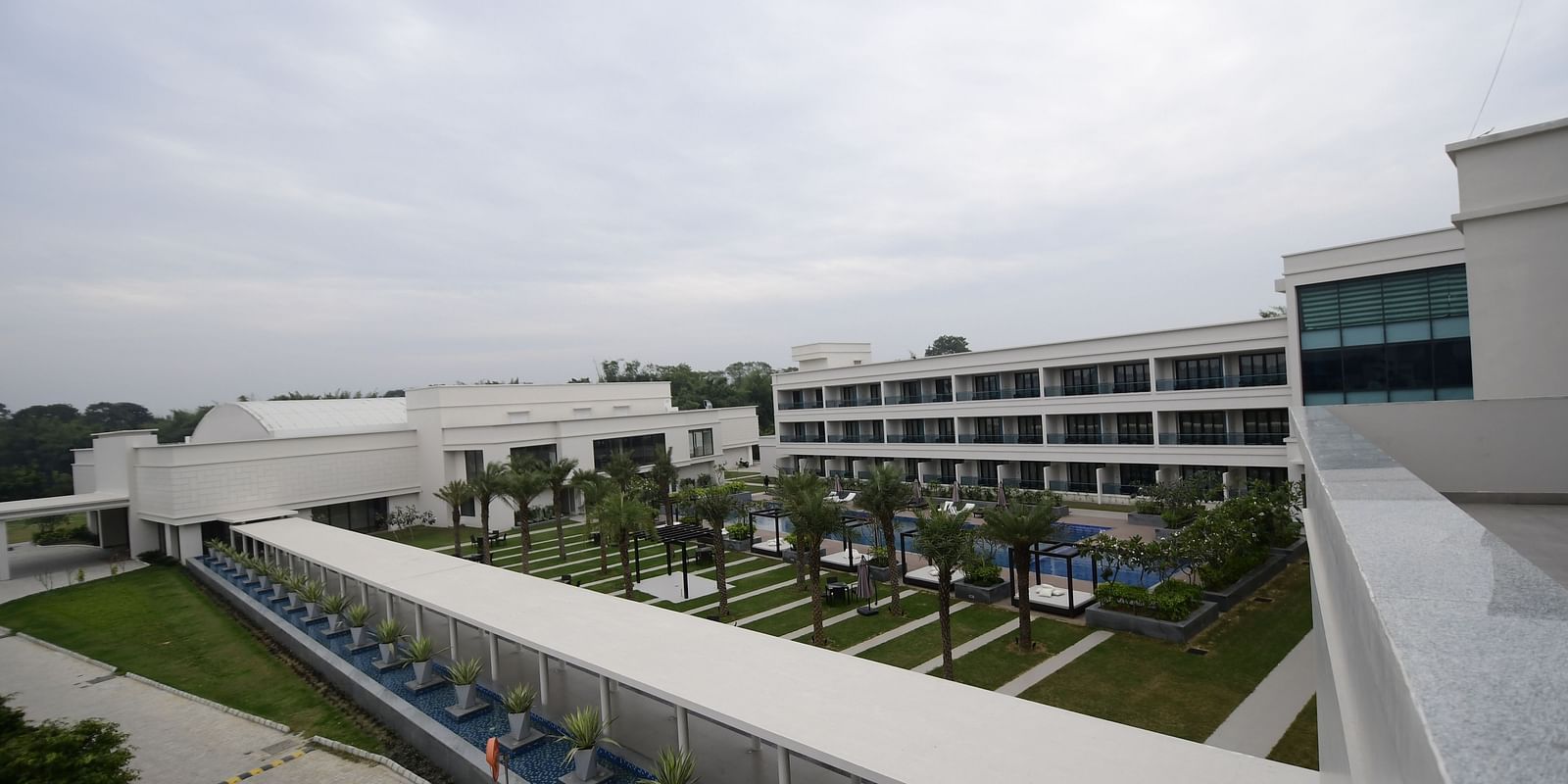  A view from the terrace, offering a complete view of the hotel's facade and all its blocks