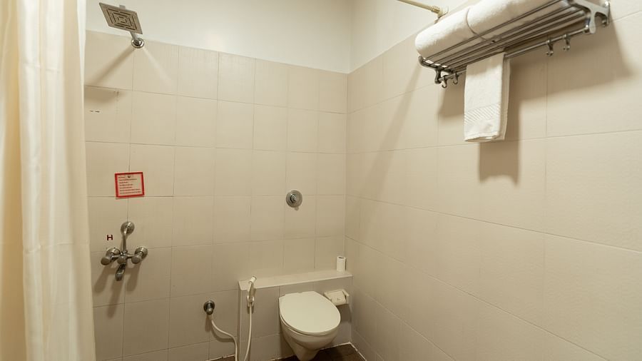 Overview of the bathroom inside one of the rooms - Hotel Pai Vista, KR Road