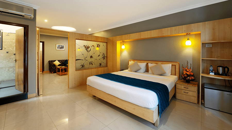 A Suite with modern amenities and a luxurious king size bed - Cross Roads Inn, Bengaluru