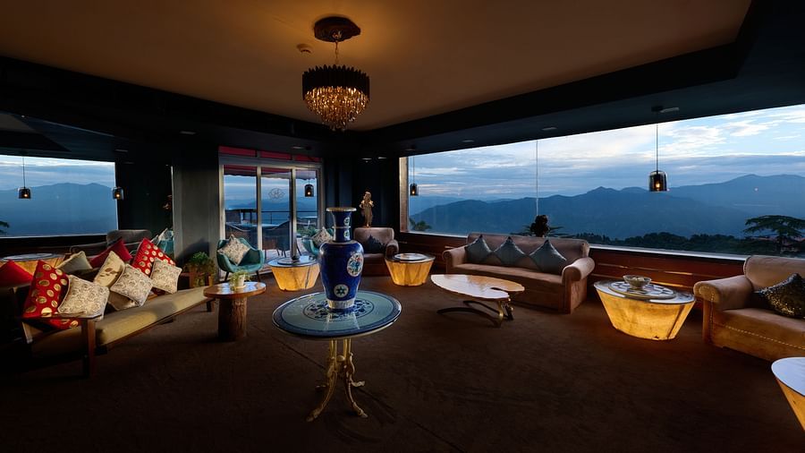A lounge area featuring well-decorated seating arrangements - Renest Dunsvirk Court Mussoorie