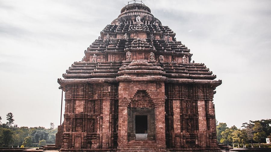 magnificent entrance of Konark sun temple with beautiful carvings