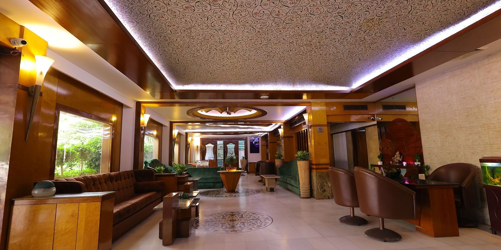 Image of the lobby of Hotel Amar with sofas and chair