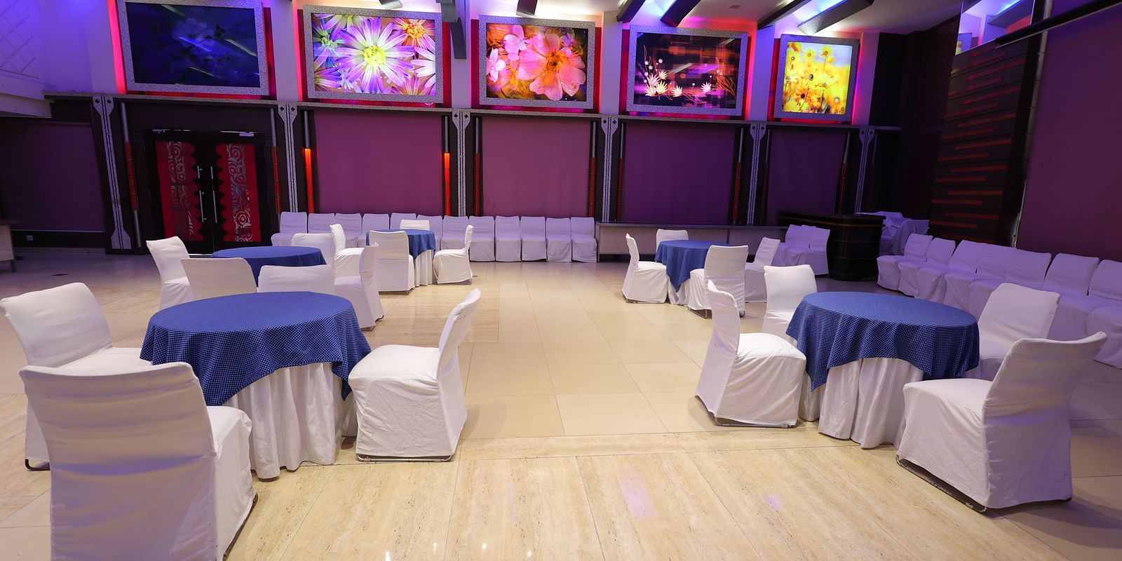 Image of Amar Mahal of hotel Amar with cluster seating arrangement 