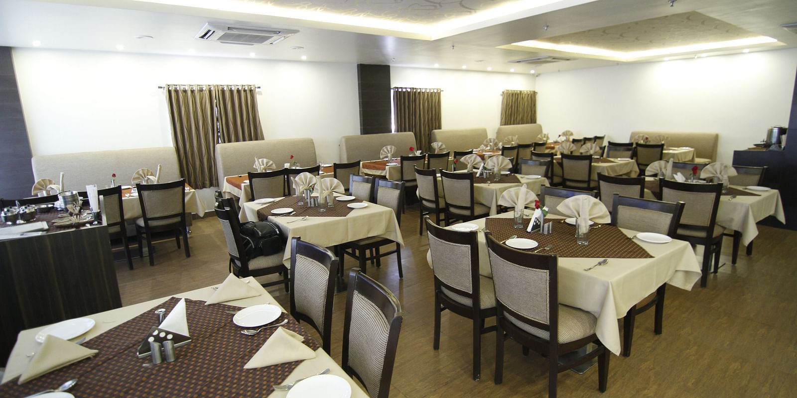 Dining space with chairs and tables at Hotel Green Apple