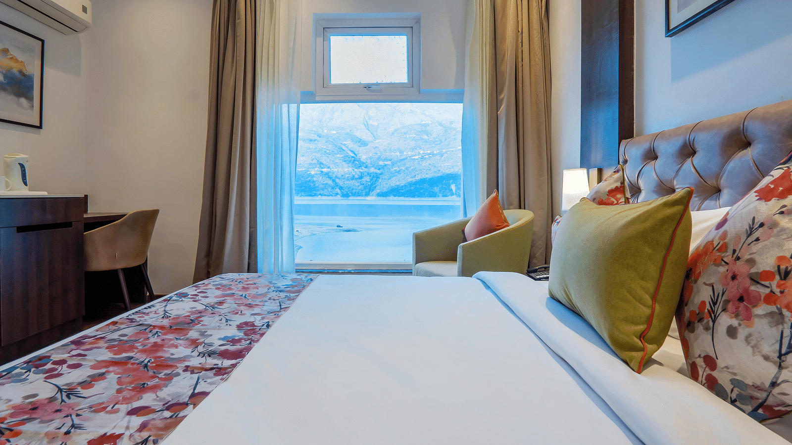 images showcasing the beautiful interiors of lake facing rooms - Hotel Le ROI Lake View Koti3