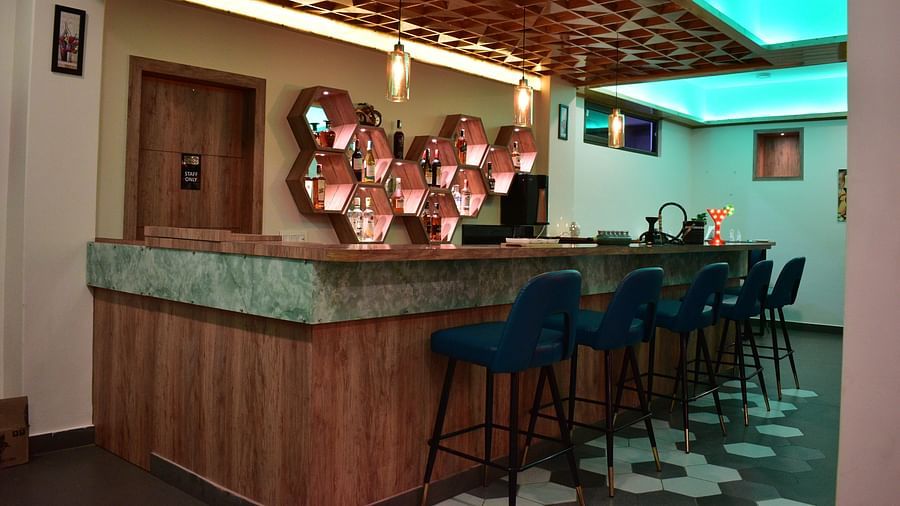 Hotel Montana Vyoo, Namchi Sikkim closer view of bar counter with drinks kept in a hexagonal shaped box - Hotel Montana Vyoo2