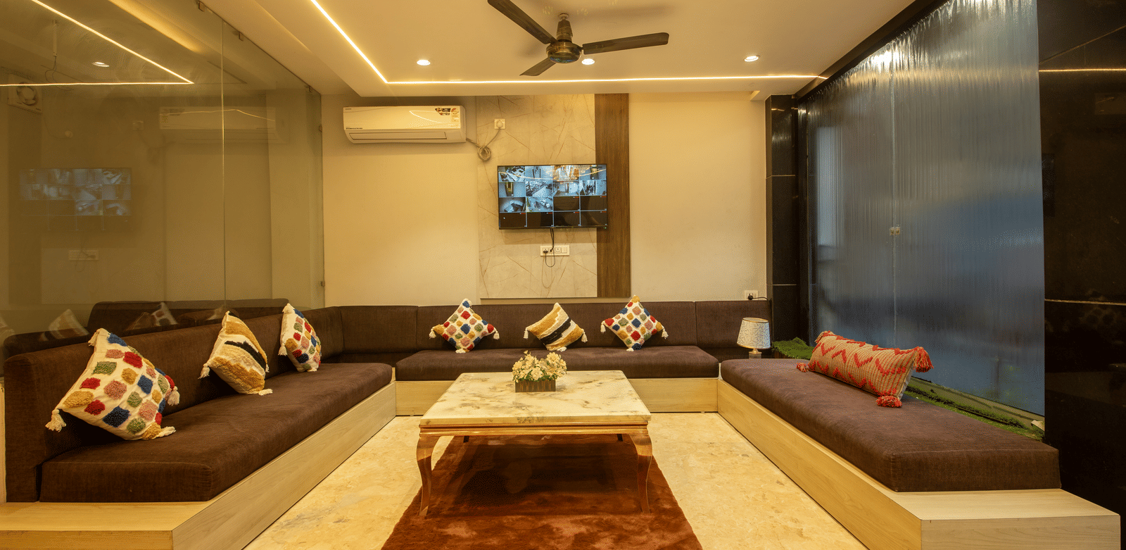 The waiting area in the lobby of the Perfectstayz Value Dhruv Nanda, with a centre table in the middle.