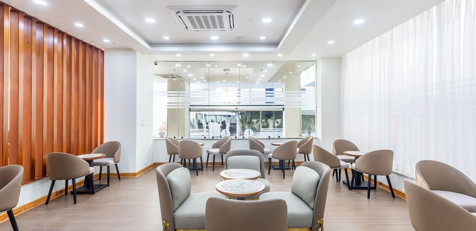 L cafe image number 5