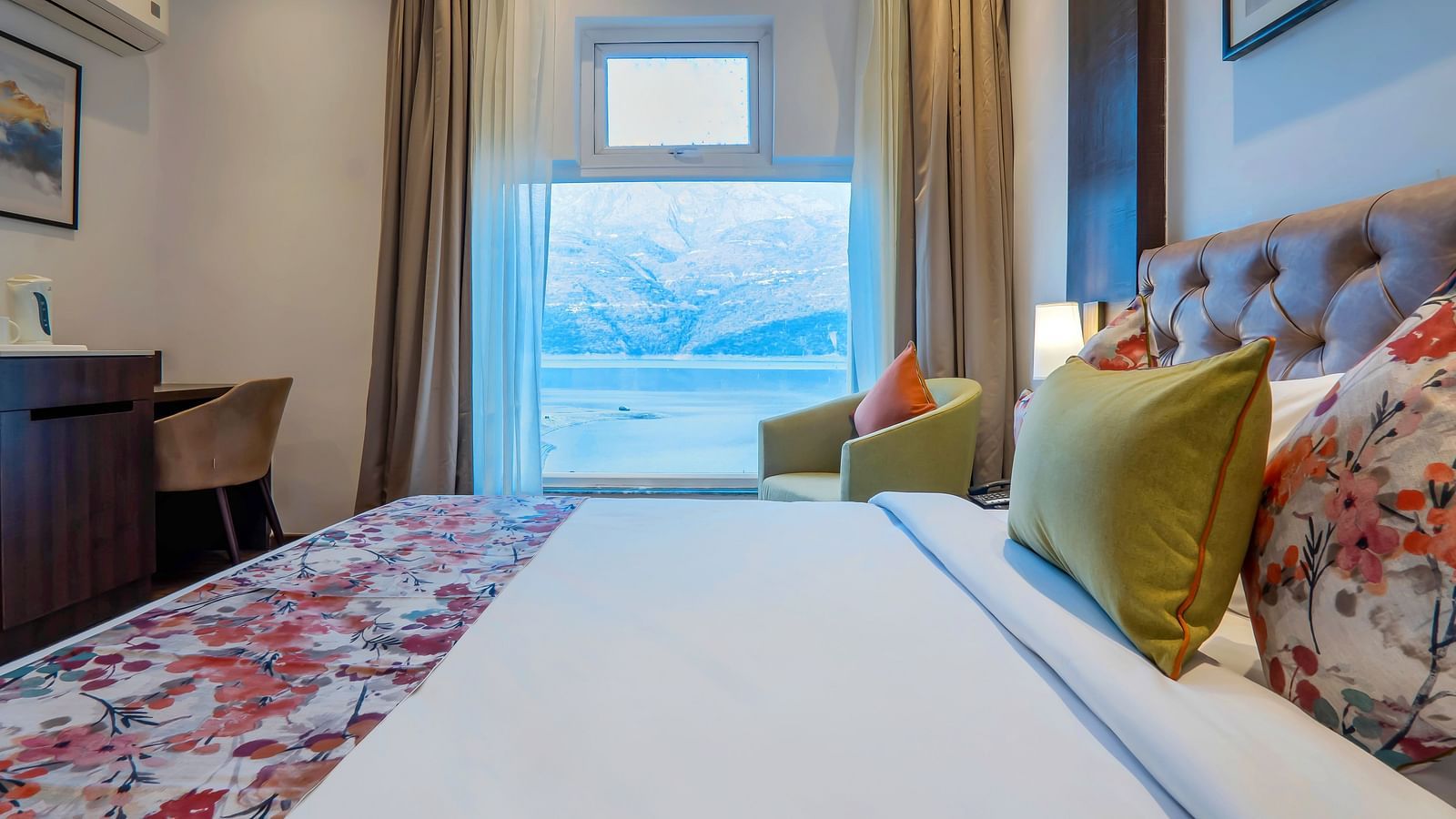 images showcasing the beautiful interiors of lake facing rooms - Hotel Le ROI Lake View Koti3