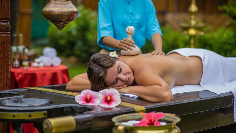 masseur performing shiro abhyangam on a guest