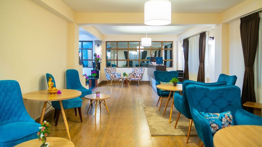 Dream Villa Retreat, Pelling - The waiting area close to the reception with blue chairs and coffee tables