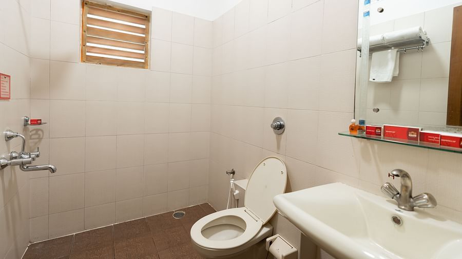 Overview of the bathroom inside one of the rooms - Hotel Pai Vista, KR Road