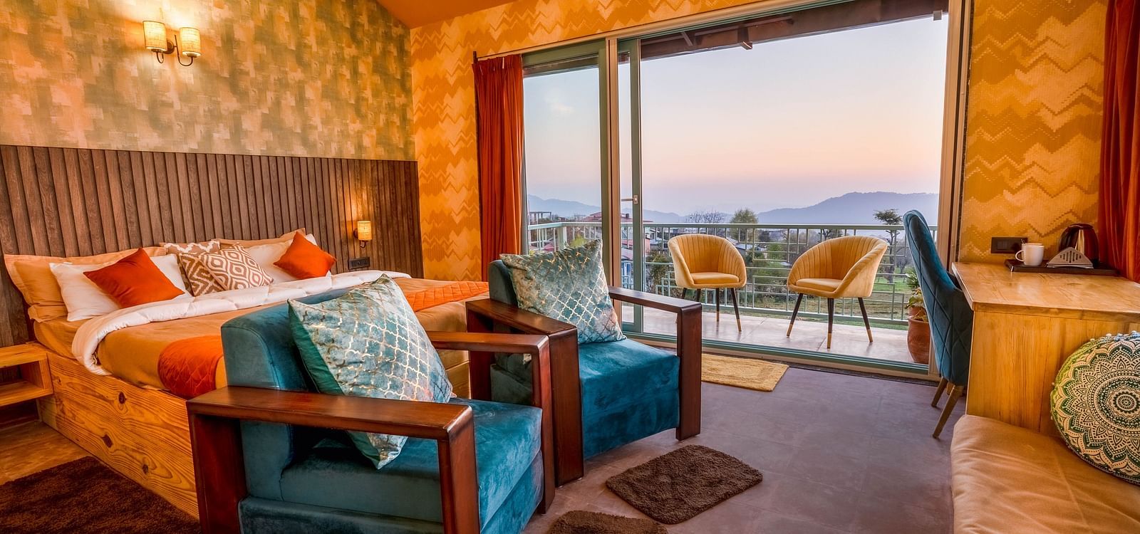 A room at Infinitea Retreat Bir with a double bed and seating