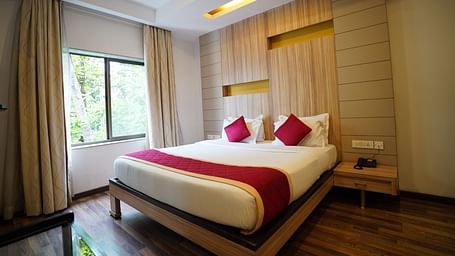 an image of an executive deluxe room with a king size bed 