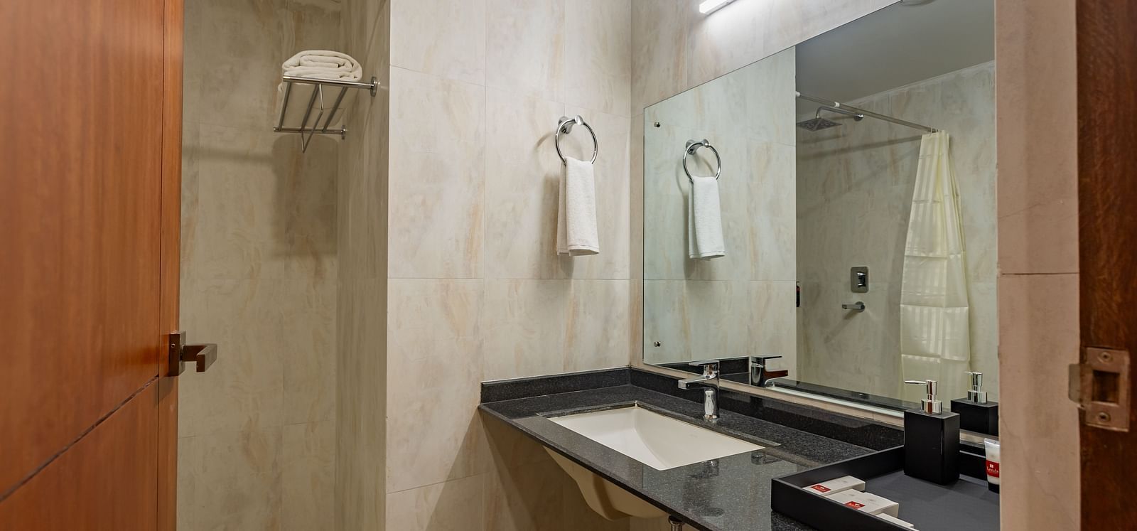 Superior Twin Room Image Number 5