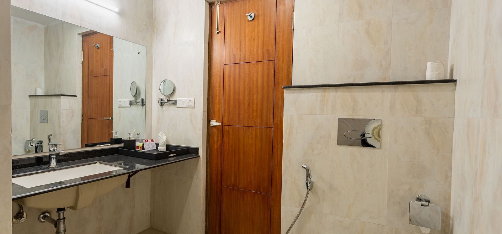 Superior Twin Room Image Number 6