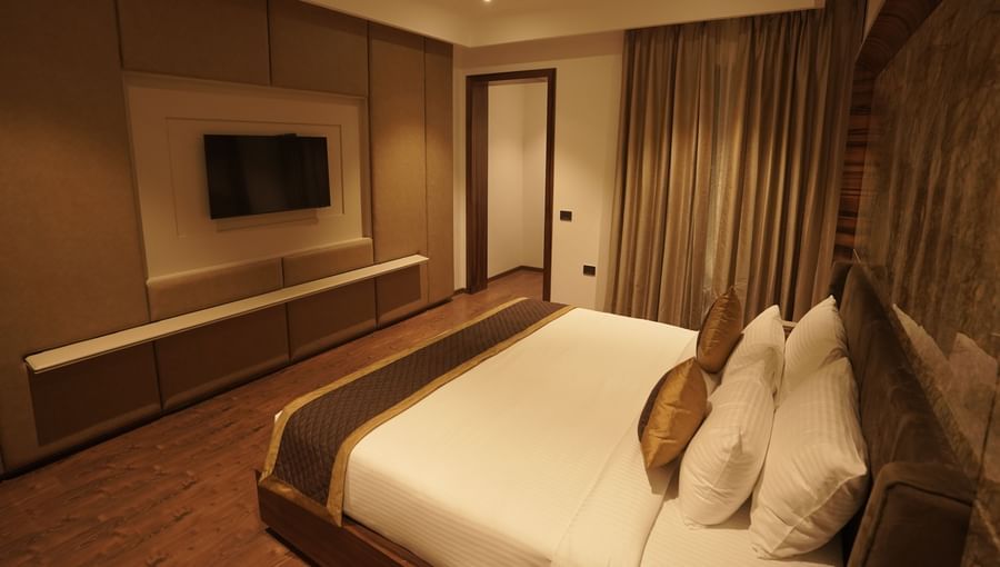 Superior room with king size bed and tv at Classic Sapphire by Ananta