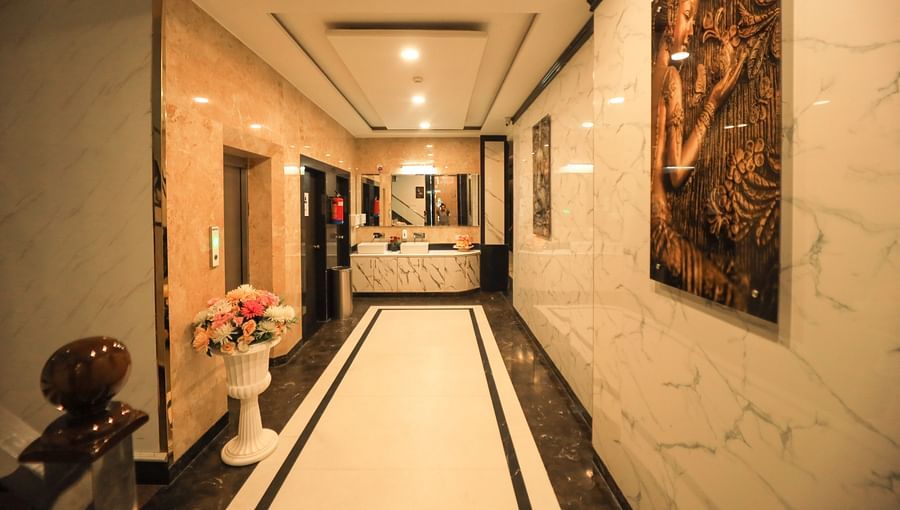 alt-text Lobby at Fiori Hotel, Jaipur