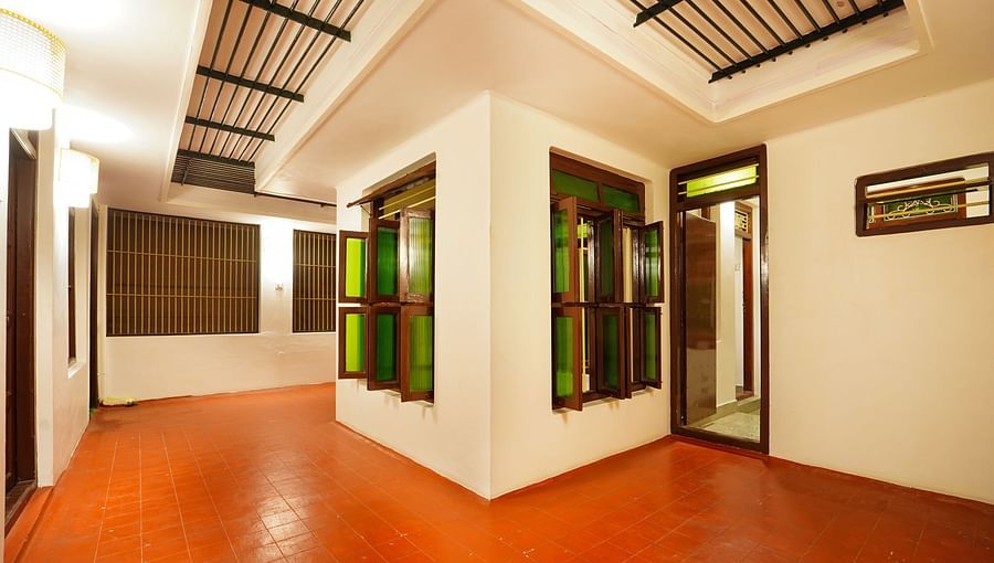 alt-text Overview of the veranda area with entrance to the room - La Villa Heritage, Pondicherry