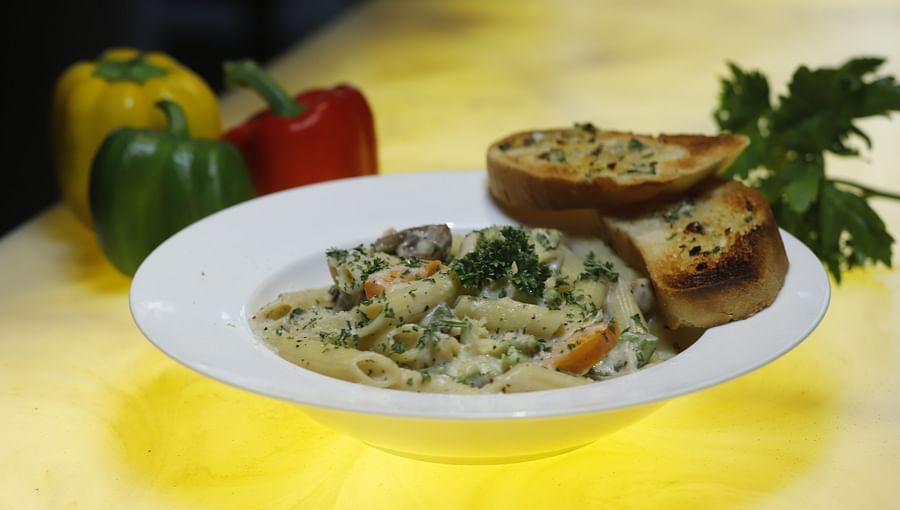 Udman By Ferns N Petals, Chattarpur - white sauce pasta with garlic bread