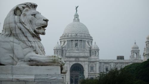 Statue of a lion and Victoria Memorial in the backdrop