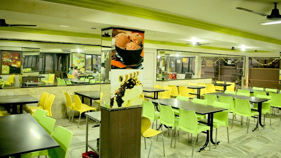  Hotel Yasodha Towers - Interior view of the restaurant featuring numerous seating options