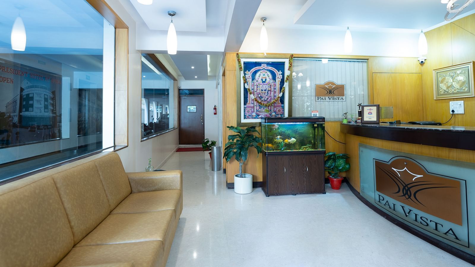 Overview of the lobby with the reception desk in view - Hotel Pai Vista, KR Road