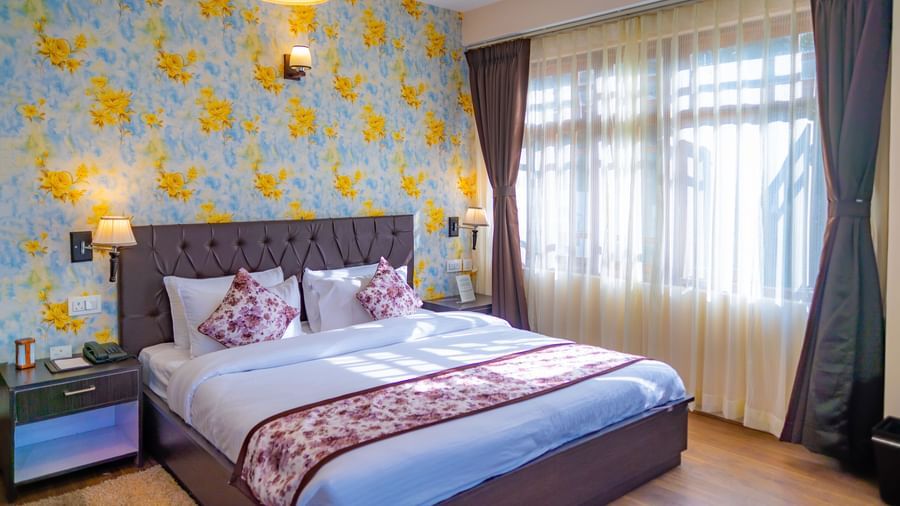 Dream Villa Retreat, Pelling - The king size bedding in the Premium Rooms