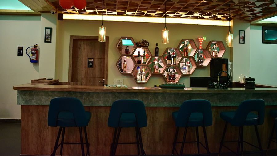 Hotel Montana Vyoo, Namchi Sikkim closer view of bar counter with drinks kept in a hexagonal shaped box - Hotel Montana Vyoo1