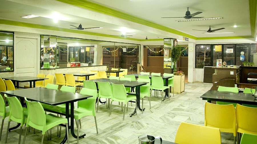  Hotel Yasodha Towers - Interior view of the restaurant featuring numerous seating options