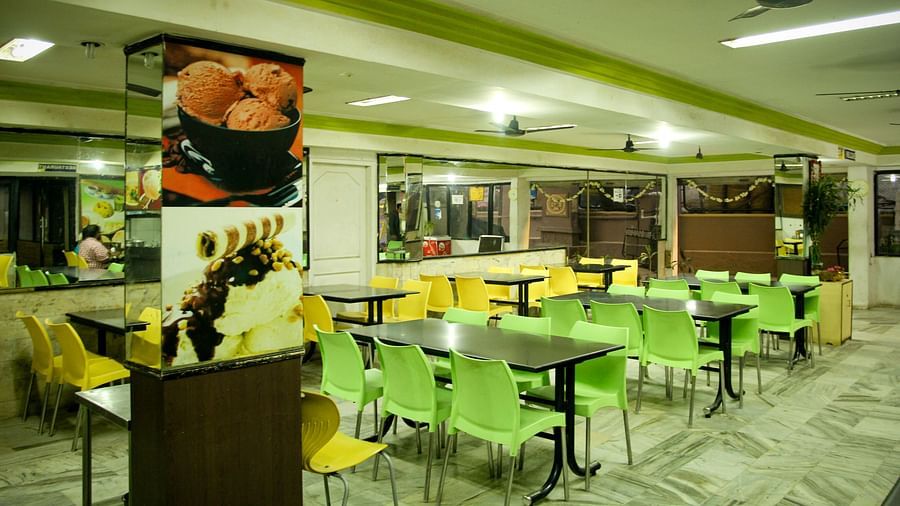  Hotel Yasodha Towers - Interior view of the restaurant featuring numerous seating options