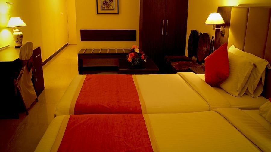  Hotel Yasodha Towers - Interior view of a room with a double bed, lamps and a wardrobe 