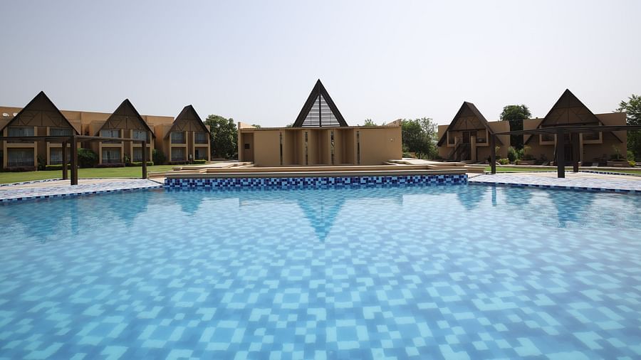 5 cottages and pool at daytime
