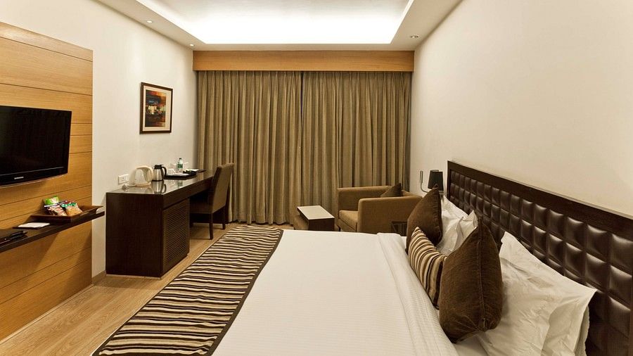 Deluxe Room - Hotel Saket 27 New Delhi - Best place in Delhi 1