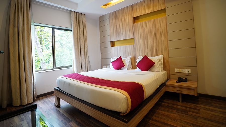 an image of an executive deluxe room with a king size bed 