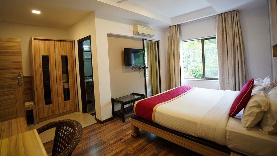 an image of a executive deluxe room with a cupboard 