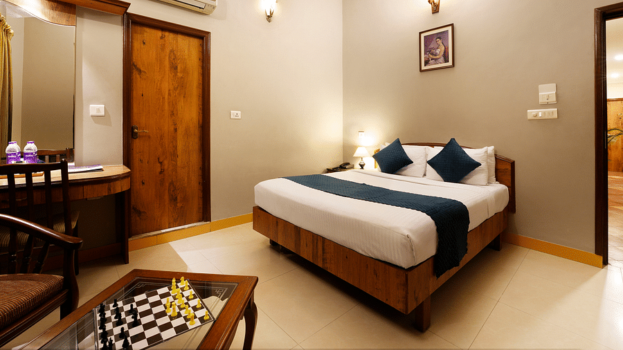 A cosy room in J. P. Nagar with a queen size bed, a chessboard, and ambient decor - Cross Roads Inn, Bengaluru
