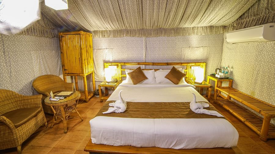 Image of a room with a bed and lamps on the sides of the bed at WOW Bison Woods.