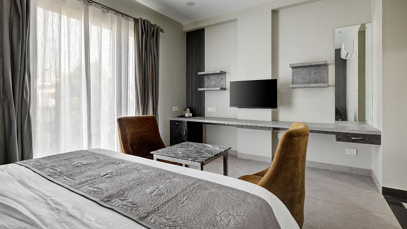 Deluxe room Bedroom with king size bed and LED TV - The White Moon
