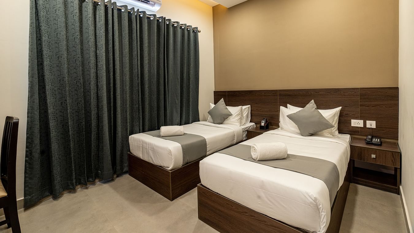 A deluxe room with twin beds