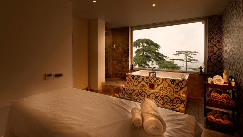 A spa offering open mountain view via its window - Renest Dunsvirk Court Mussoorie