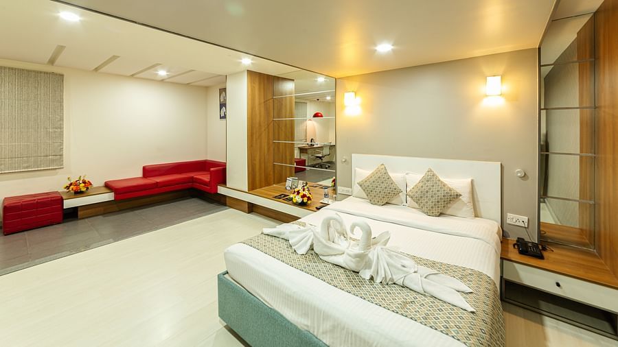 a double bed in one of the rooms at The Icon Select by Bhagini, Mahadevapura