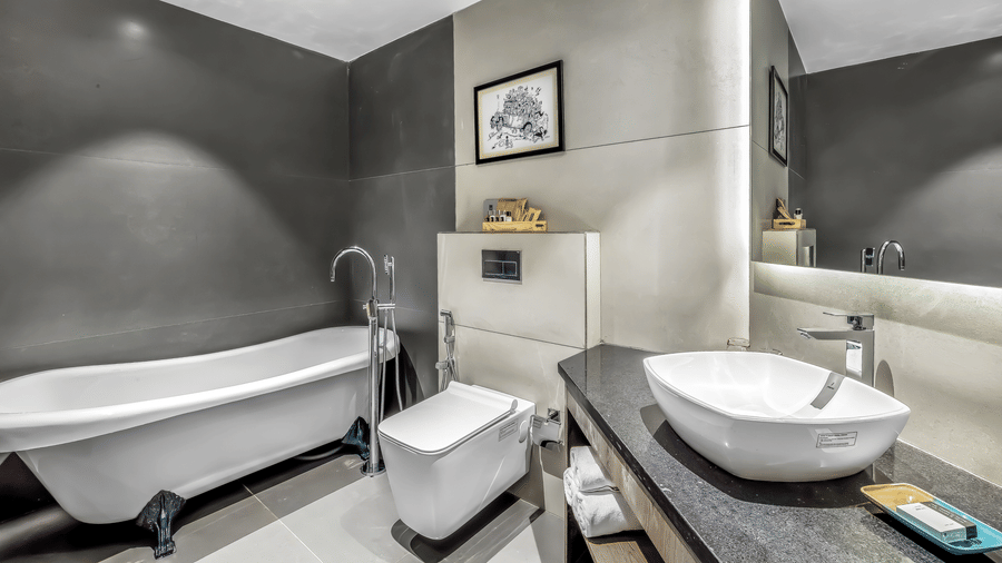 Tub & Wc   Bathroom  Juniour Suite with bathtub