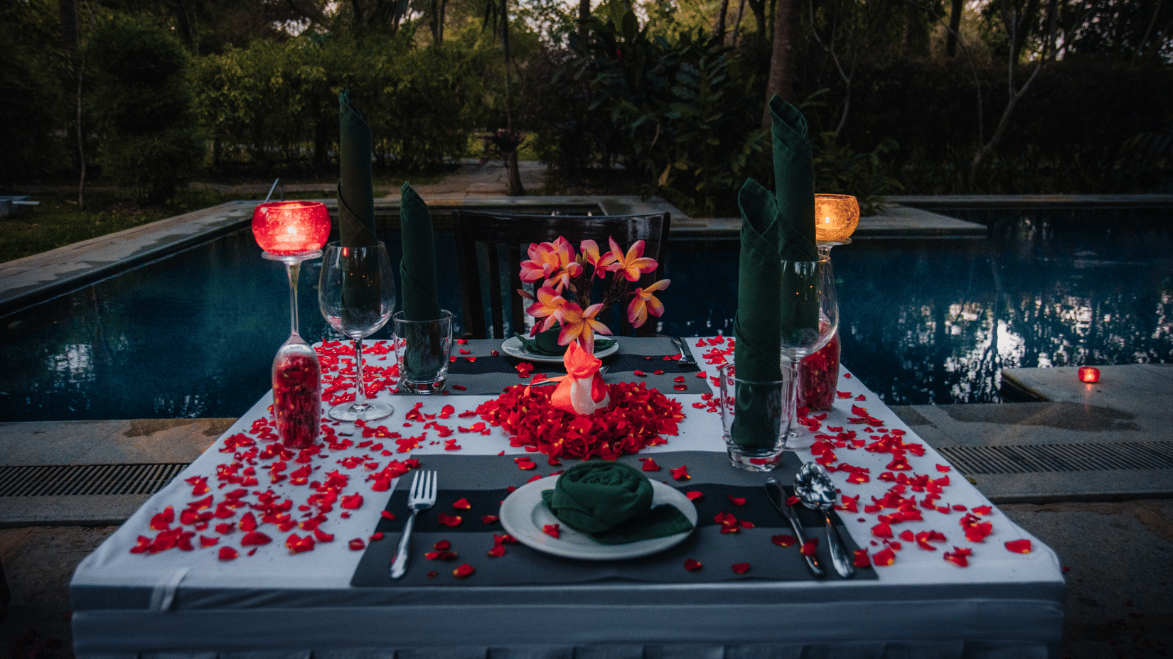 Poolside romantic dinner