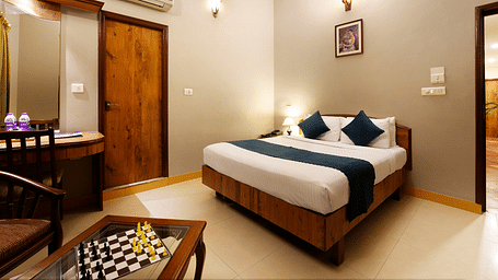 A cosy room in J. P. Nagar with a queen size bed, a chessboard, and ambient decor - Cross Roads Inn, Bengaluru