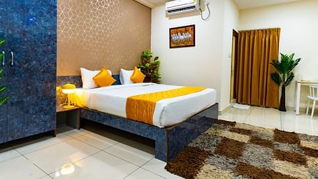 An image of a bedroom equipped with AC, wardrobe, and a table - Hotel Aerotel, Hyderabad - A Unit of Comfort Hometel