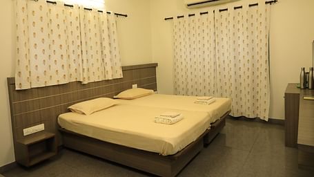 A cosy bedroom at Wyt Hotels Transit Nest, Madurai featuring a comfortable bed and soft pillows.